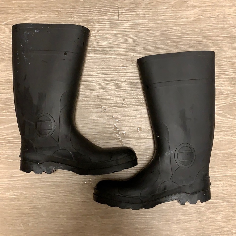 Steel toe rain boots